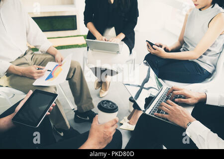 People Development occasionnels bureau moderne. L'équipe d'affaires collaborateurs Rapport d'activités de partage de document. Banque D'Images