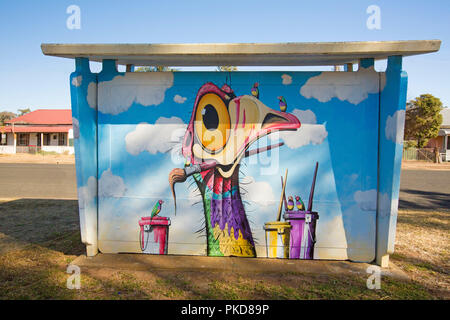 Spectaculaire, drôle, coloré et insolite street art / peinture murale de l'UEM australienne face contre ciel bleu sur l'abri bus à Gulargumbone, EN IN Banque D'Images