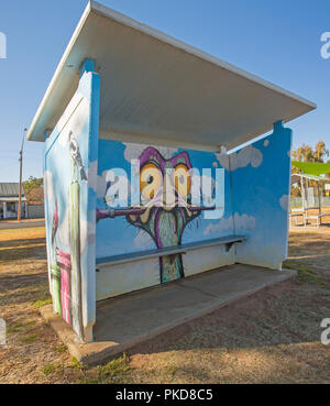 Spectaculaire, drôle, coloré et insolite street art / peinture murale de l'UEM australienne face contre ciel bleu sur l'abri bus à Gulargumbone, EN IN Banque D'Images