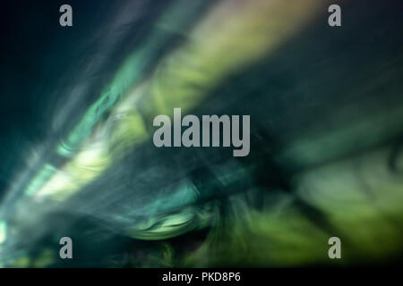 Belle couleur avec projecteur grand angle de faisceau lumineux vert pour film et cinéma la nuit . fumer texture background , dépistage brillant vedette . Banque D'Images