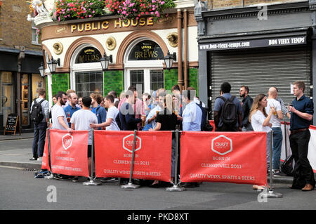 Les personnes qui boivent de la bière artisanale à l'extérieur après le travail de l'entreprise en été dans le cuir Lane, Clerkenwell Londres EC1 KATHY DEWITT Banque D'Images