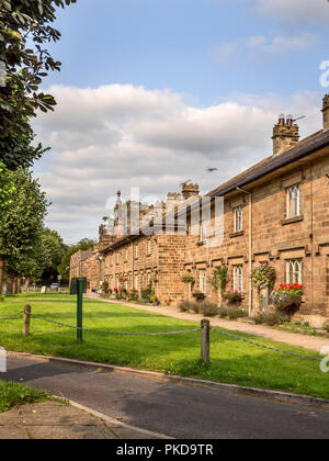 Rangée de cottages dans le village de Ripley près de Harrogate dans le North Yorkshire England Banque D'Images