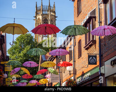 L'ensemble de parasols colorés Coppergate avec tous les saints de l'église chaussée tour derrière York Yorkshire Angleterre Banque D'Images