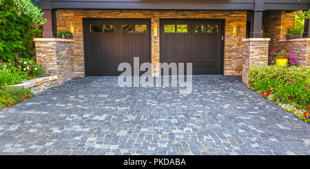 Pierre brique portes de garage double entrée de pano Banque D'Images