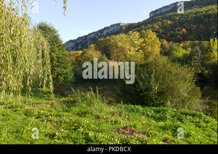 La rivière Aveyron et Roc d'Anglars dans les gorges d'Aveyron, St Antonin-Noble-Val, Tarn et Garonne, l'Occitanie, la France, l'Europe à l'automne du soleil Banque D'Images