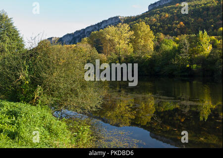 La rivière Aveyron et Roc d'Anglars dans les gorges d'Aveyron, St Antonin-Noble-Val, Tarn et Garonne, l'Occitanie, la France, l'Europe à l'automne du soleil Banque D'Images