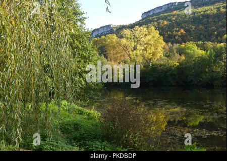 La rivière Aveyron et Roc d'Anglars dans les gorges d'Aveyron, St Antonin-Noble-Val, Tarn et Garonne, l'Occitanie, la France, l'Europe à l'automne du soleil Banque D'Images