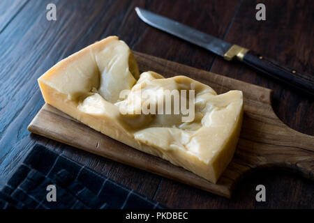 Bain Turc / Gravyer traditionnel fromage gruyère de Kars sur Surface en bois. L'alimentation biologique. Banque D'Images