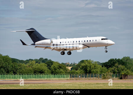 Bombardier Global Express BD-700 Jet d'affaires arrive à RAF Fairford dans la région des Cotswolds pour participer à l'RIAT Air Show Banque D'Images