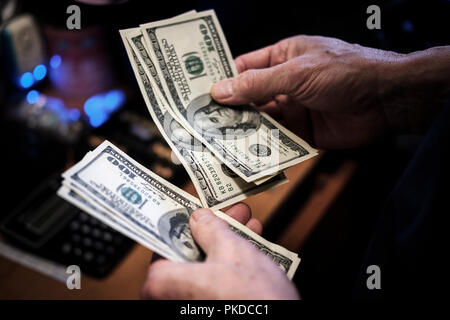 Cent billets d'un dollar américain-counting cash Banque D'Images