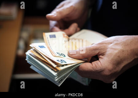 Compter les espèces-billets-cinquante euros billets en euros Banque D'Images