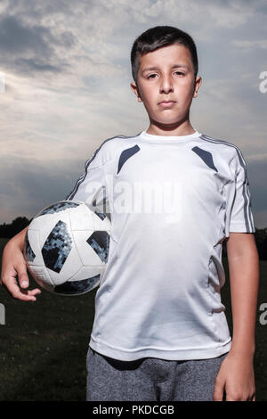 Garçon-10-11 ans dans le football kit, Surrey, Royaume-Uni Banque D'Images