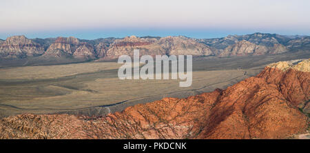 Début de lumière brille sur les formations géologiques massif dans le Red Rock Canyon National Conservation Area, situé juste en dehors de Las Vegas, NV. Banque D'Images