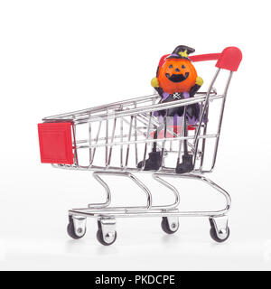 Festival d'Halloween shopping concept. Citrouilles d'Halloween des jouets dans votre panier sur fond blanc Banque D'Images
