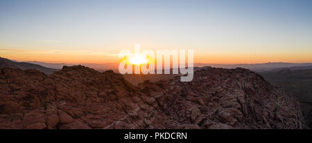 Début de lumière brille sur les formations géologiques massif dans le Red Rock Canyon National Conservation Area, situé juste en dehors de Las Vegas, NV. Banque D'Images