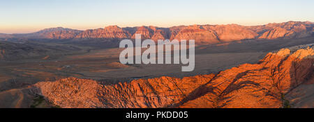 Début de lumière brille sur les formations géologiques massif dans le Red Rock Canyon National Conservation Area, situé juste en dehors de Las Vegas, NV. Banque D'Images