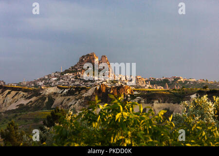 Maisons de village sculpté dans rock formation à Göreme, Cappadoce, Turquie Banque D'Images