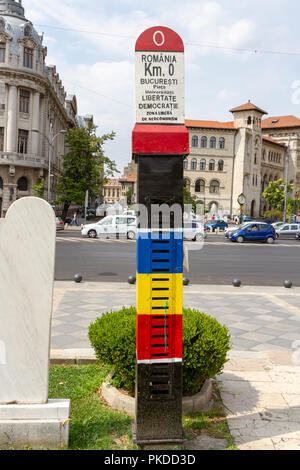 La route 0 km marker (Kilometrul zéro) à l'extérieur du Théâtre National de Bucarest (Teatrul Național București) à Bucarest, Roumanie. Banque D'Images