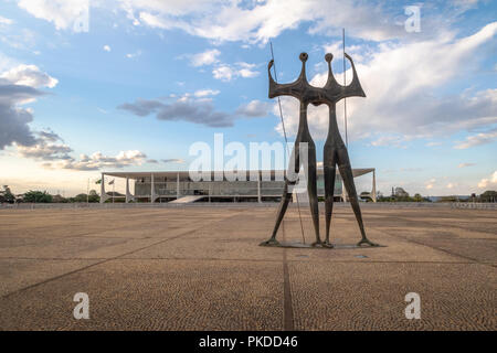 Candangos ou guerriers sculpture à trois puissances Plaza avec Palais du Planalto sur arrière-plan - Brasilia, District Fédéral, Brésil Banque D'Images