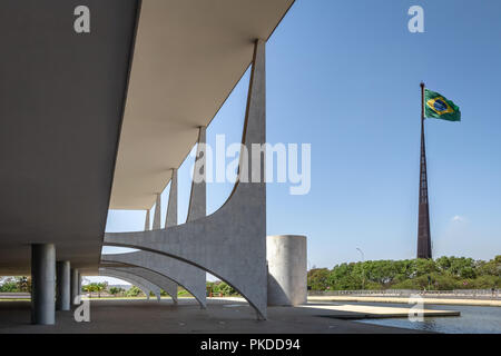 Palais du Planalto et drapeau du Brésil - Brasilia, District Fédéral, Brésil Banque D'Images