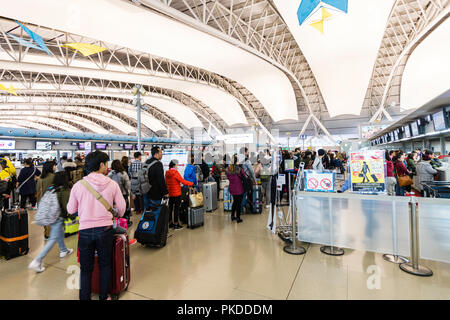 Japon, Osaka. L'Aéroport International de Kansai. KIX, terminal 1, 4ème étage des départs internationaux. Personnes en attente à l'arrivée d'un bureau. Banque D'Images