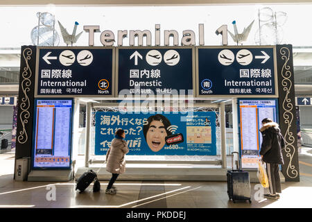 Osaka. L'Aéroport International de Kansai. De l'extérieur. Entrée de la station de l'aéroport de Kansai avec affichage informations inscription pour un terminal de départ et d'étages. Banque D'Images