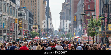 Un festival de rue d'aliments à Manhattan, New York City, avec de nombreux visiteurs et touristes s'amuser. Banque D'Images
