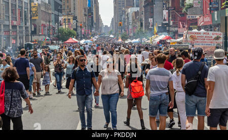 Un festival de rue d'aliments à Manhattan, New York City, avec de nombreux visiteurs et touristes s'amuser. Banque D'Images