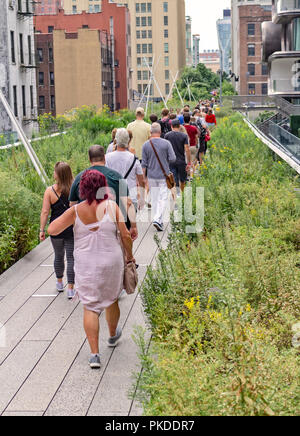 Les gens marcher, s'asseoir et s'amuser au New York City Le parc High Line. Banque D'Images