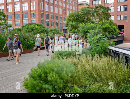 Les gens marcher, s'asseoir et s'amuser au New York City Le parc High Line. Banque D'Images