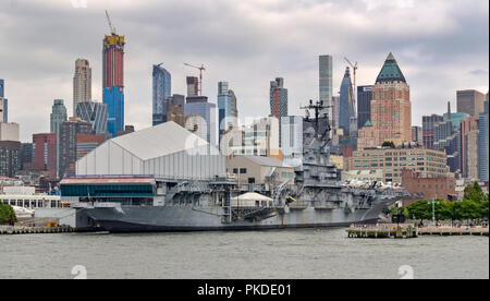 Vue de l'USS Intrepid Sea Air and Space Museum. Banque D'Images