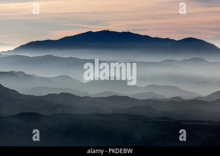 Misty montagnes San Gabriel ridges, près de Los Angeles en Californie du Sud. Banque D'Images