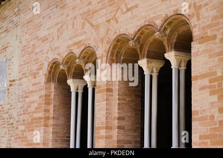 Windows médiévale avec arches arrondies - détails de style romain (Fiastra Abbaye, Marches, Italie) Banque D'Images