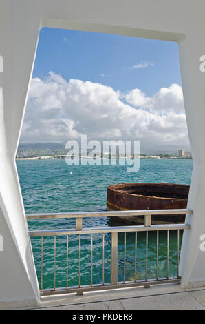 USS Arizona Memorial à Pearl Harbor, à Hawaï, à partir de le monument à partie de l'USS Arizona passant de l'eau et Honolulu en arrière-plan. Banque D'Images