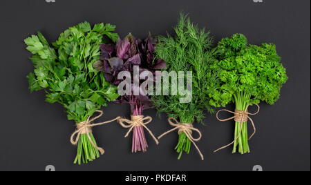 Mélange de bouquets d'herbes épicées attachés avec une corde sur un plan macro tableau noir Banque D'Images