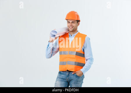 Jeune ingénieur professionnel avec le plan directeur, isolated on white