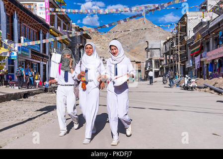 Leh, Inde - Août 15, 2015 : trois jeunes filles musulmanes de marcher dans une rue de Leh, la capitale du royaume du Ladakh Banque D'Images