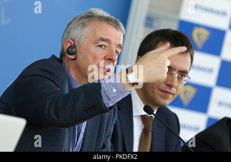 BORYSPIL, UKRAINE - le 23 mars 2018 : le chef de la direction de Ryanair Michael O'Leary fait un discours lors de la conférence de presse officiel de Ryanair à Kiev Banque D'Images