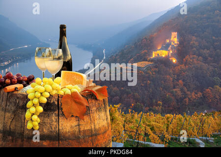 Vin blanc par baril le célèbre vignoble à Wachau, Spitz, Autriche Banque D'Images