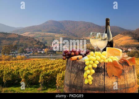 Vin blanc par baril le célèbre vignoble à Wachau, Spitz, Autriche Banque D'Images