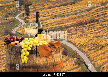 Vin blanc par baril le célèbre vignoble à Wachau, Spitz, Autriche Banque D'Images