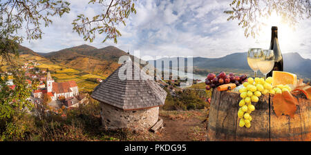 Vin blanc par baril le célèbre vignoble à Wachau, Spitz, Autriche Banque D'Images