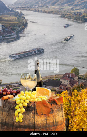 Vin blanc par baril le célèbre vignoble à Wachau, Spitz, Autriche Banque D'Images