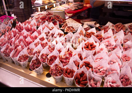 Séché et de salaisons et charcuterie à le Mercado de San Miguel à Madrid, Espagne Banque D'Images