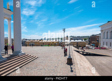 Helsinki Senate Square vu de l'extrémité nord de la cathédrale luthérienne d'Helsinki vers la gauche en été Banque D'Images