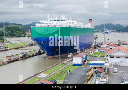 Vue d'un navire qui transite sur Canal de Panama écluses Miraflores Banque D'Images