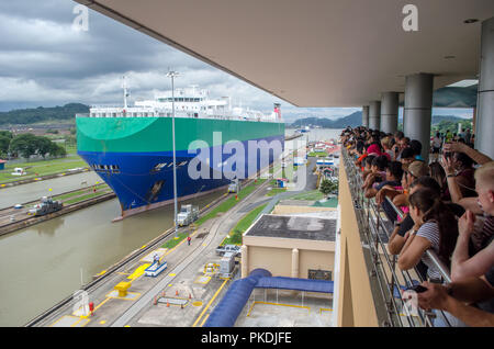 Vue d'un des navire pendant son transit par Canal de Panama écluses Miraflores Banque D'Images