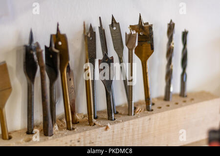 Gros plans extrêmes de la pendaison à l'intérieur des outils de menuiserie. La vie menuiserie acier, lames, accessoires de forage, poignées en bois, et des poignées. Florence, Italie Banque D'Images