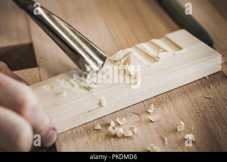 Moments dans une installation à bois typique en Italie. Les détails des éléments en bois, des outils, des lames et des ensembles artisanaux. Banque D'Images