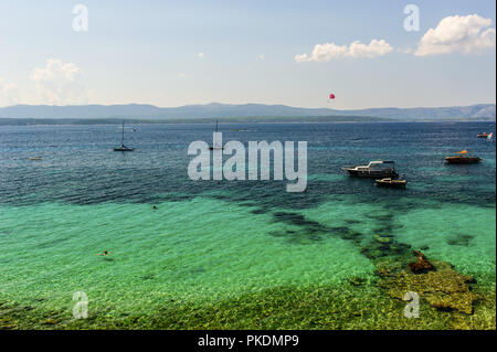 L'eau de mer turquoise au large de la côte de l'île de Brac Banque D'Images